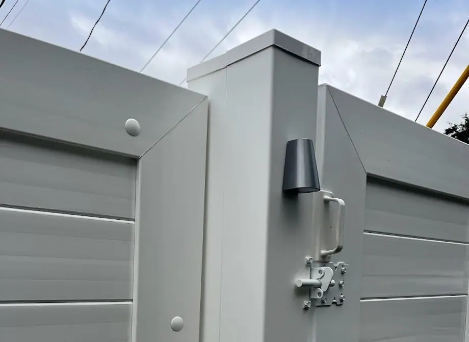 Vinyl and PVC fence posts and aluminum-reinforced posts for hurricane wind loads at The Chain LINK Store